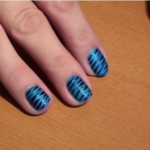 Nail art effet zèbre bleu et noir