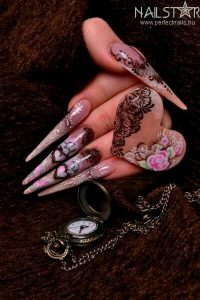 ongles stiletto coeurs roses