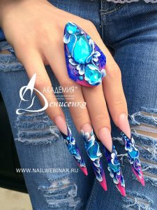 ongles stiletto fleurs roses bleues relief