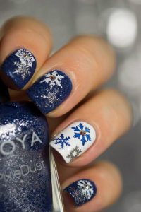 nail art flocon de neige bleu foncé